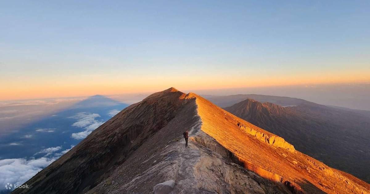 Petualangan Mendaki Gunung Agung di Bali
