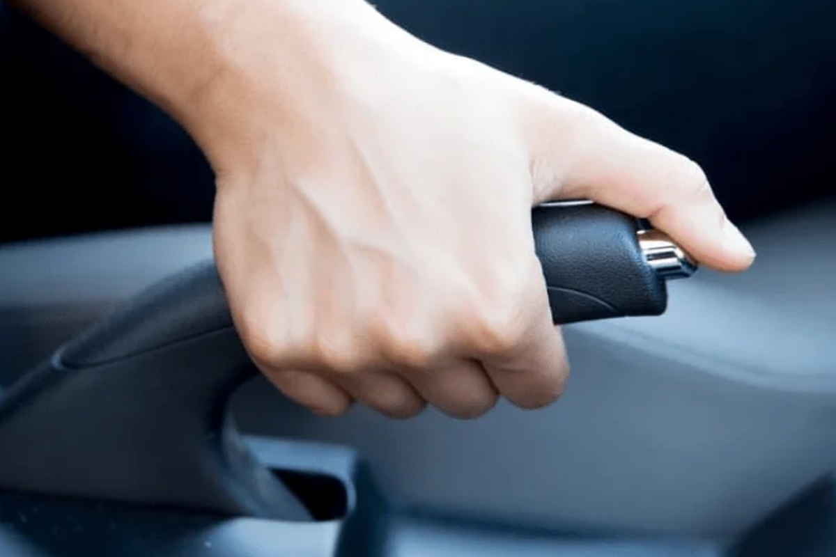 https://www.bataviase.co.id/Jangan Gunakan Rem Tangan Setelah Mobil Kena Hujan/