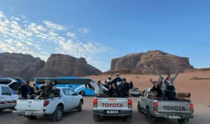 Wadi Rum Jelajahi dengan Jip dan Menembus Gurun Merah Yordania_11zon Wadi Rum: Jelajahi dengan Jip dan Menembus Gurun Merah Yordania